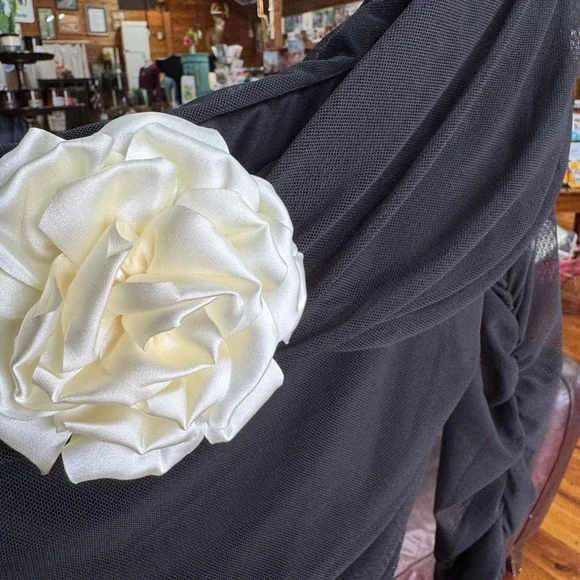 Elegant Black Dress with‎ Floral Accent - Picture 3 of 11